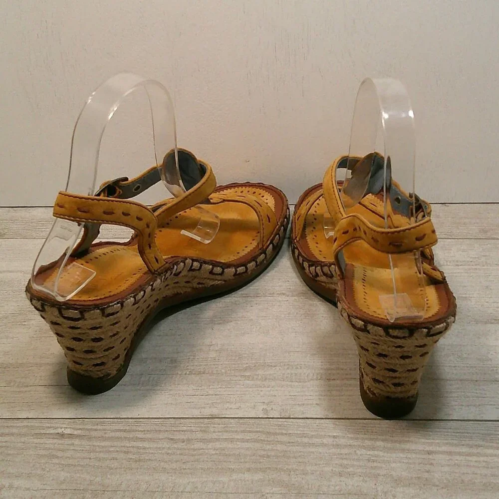Vintage Indigo by Clarks Cottagecore Yellow Leather Wedge T strap Sandals SZ 9